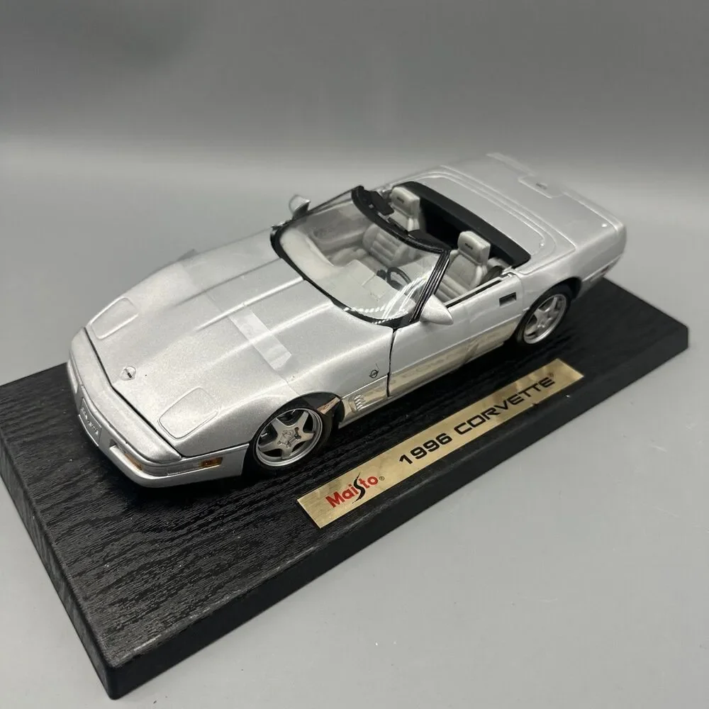 Maisto 1996 Corvette Convertible in Silver 1/18 Scale Die Cast Model